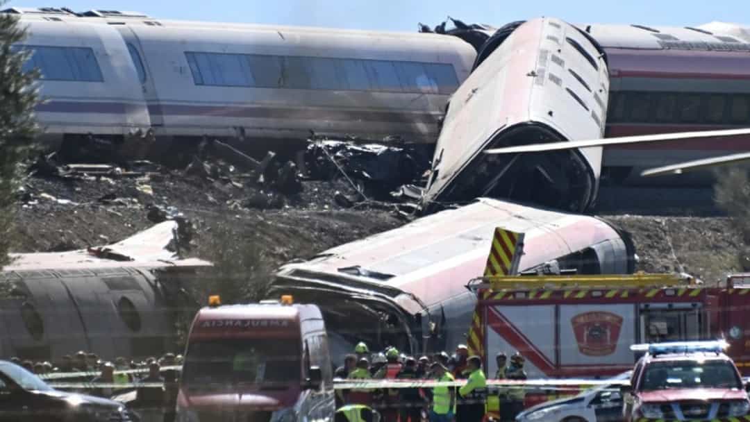 İspanya’daki tren kazasında raydan çıkan ve hasar gören tren vagonları