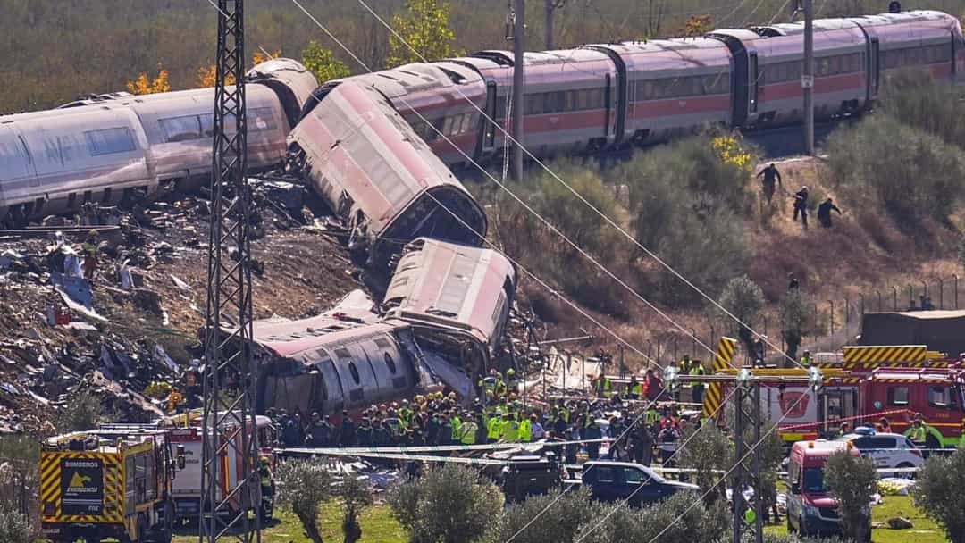 Tren kazasının ardından raydan çıkan vagonlar ve olay yerinde çalışan ekipler