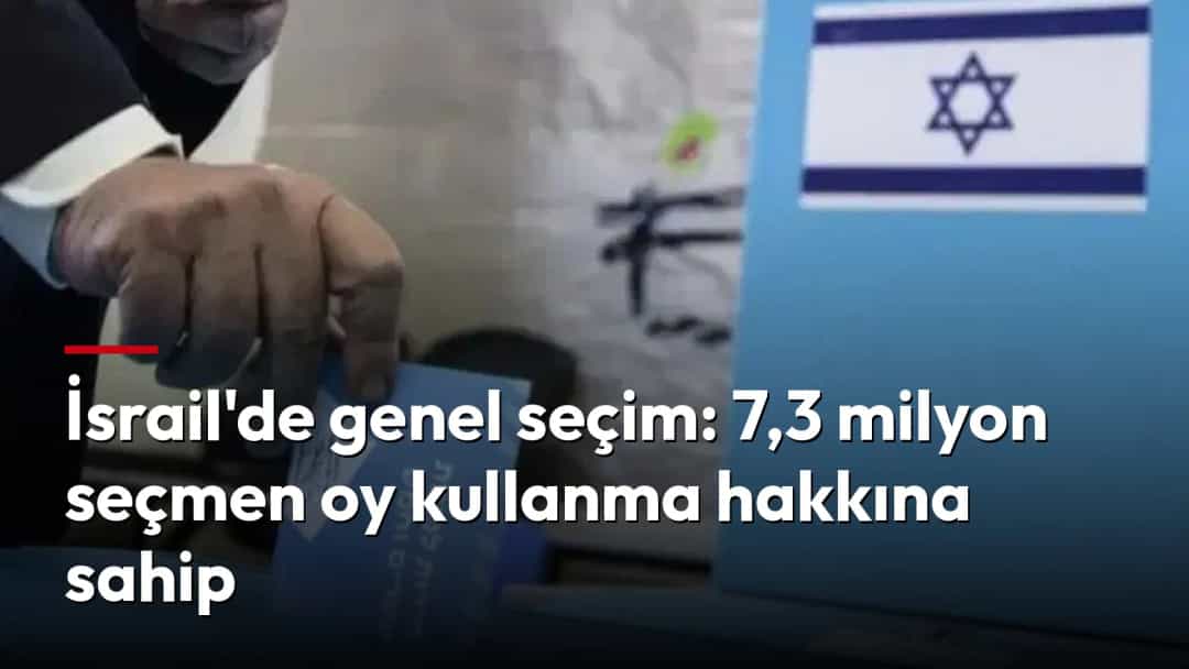 Bir seçmen, üzerinde İsrail bayrağı ve devlet arması bulunan oy kabinine mavi renkli oy pusulasını atıyor.