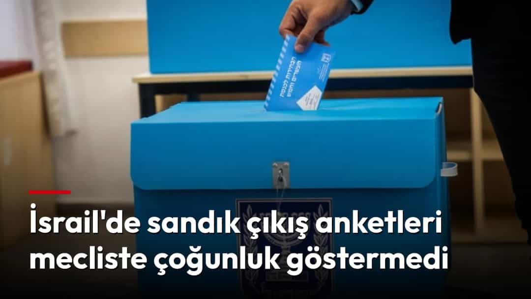 Bir el, İsrail seçimlerinde mavi sandığa oy pusulası atıyor.