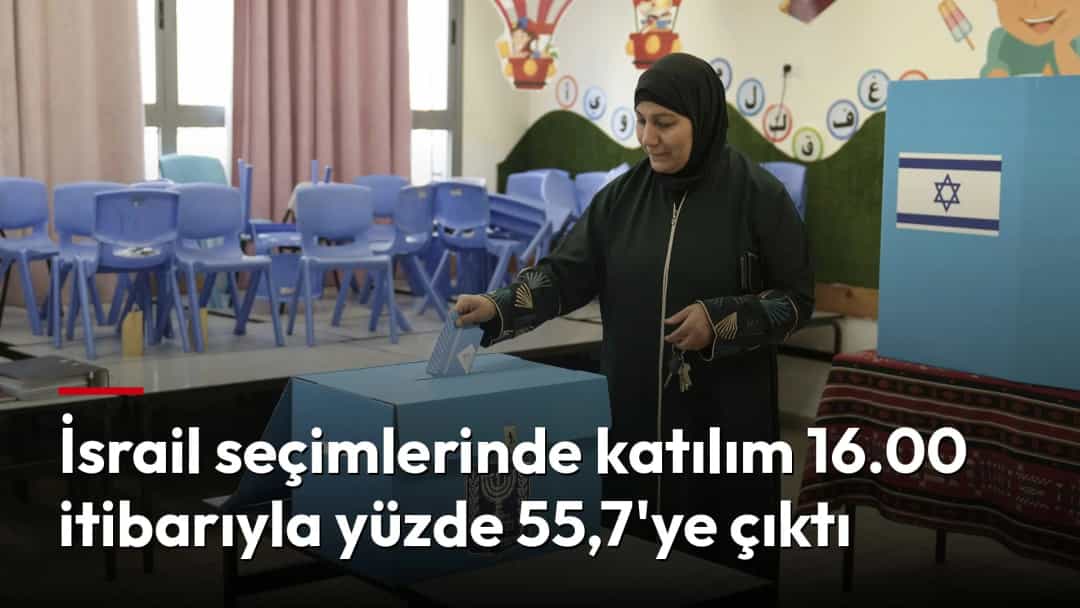 İsrail bayraklı bir sınıfta kadın, mavi seçim sandığına oy pusulası atıyor.