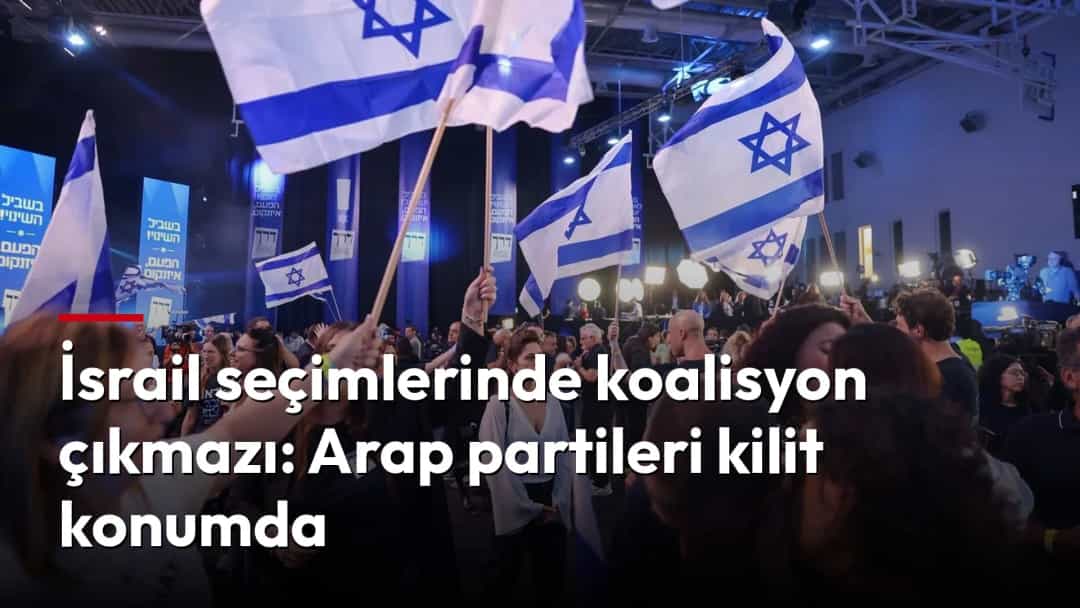 İsrail bayrakları taşıyan kalabalık, seçim etkinliğinde bir araya geliyor.