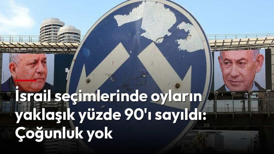 Benjamin Netanyahu'nun portresi, büyük bir yol levhasının arkasında görünen seçim afişinde yer alıyor.