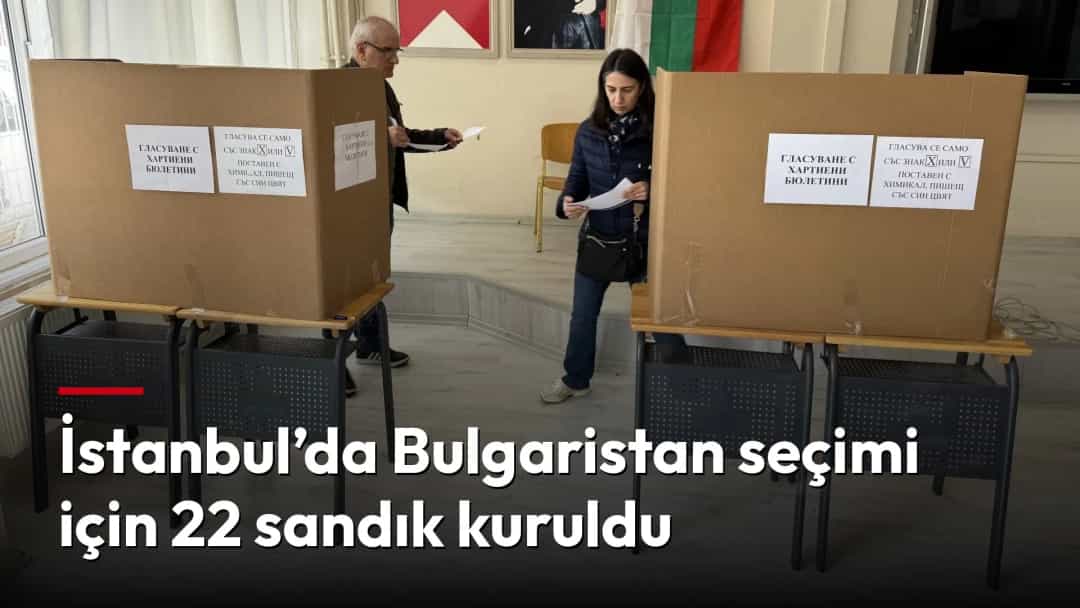 Bulgaristan seçiminde oy kullanılan bir salonda, sandık kabinlerinin arasında bekleyen seçmen