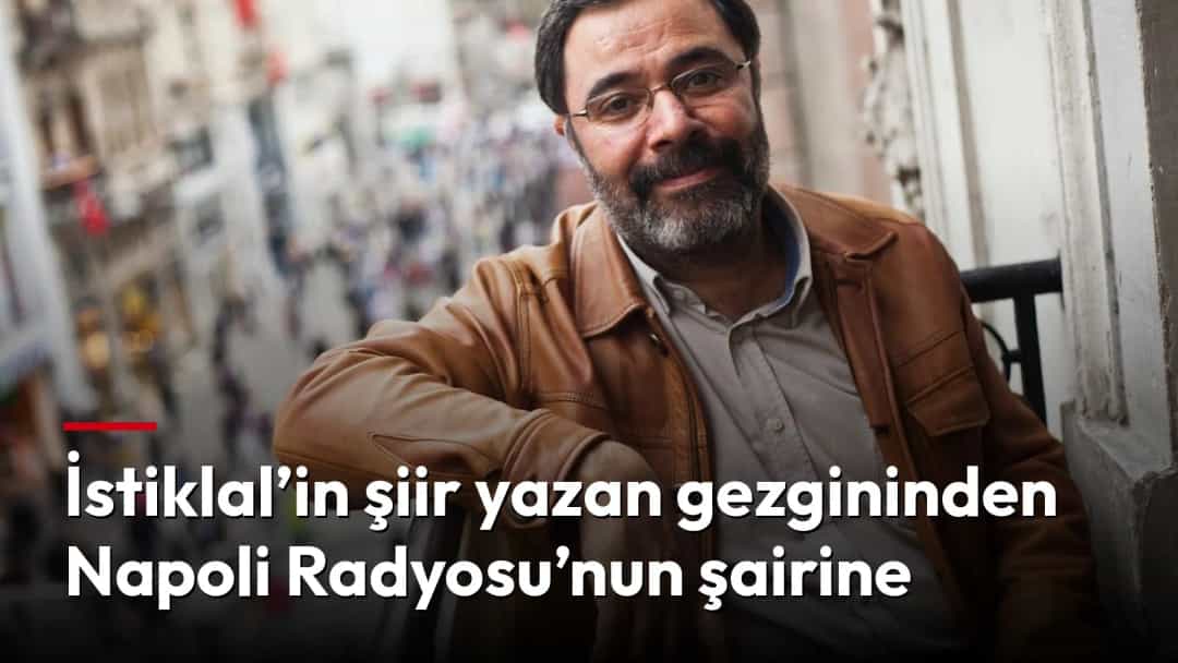 Serdar Koçak, kent sokağına bakan bir balkonda korkuluğa yaslanırken.