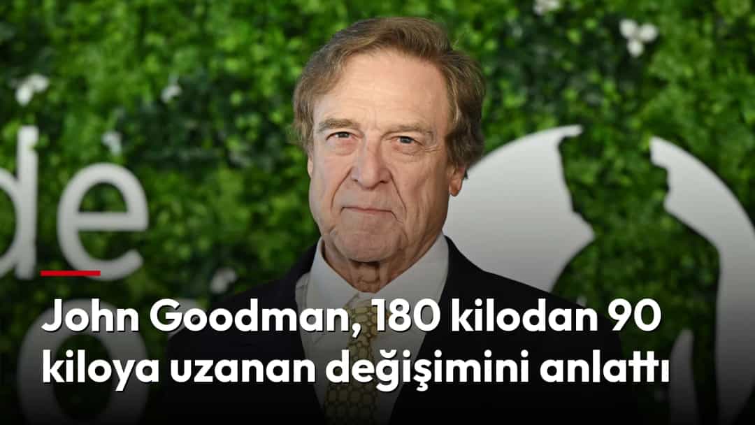 John Goodman, bir film festivalinde objektiflere poz veriyor.