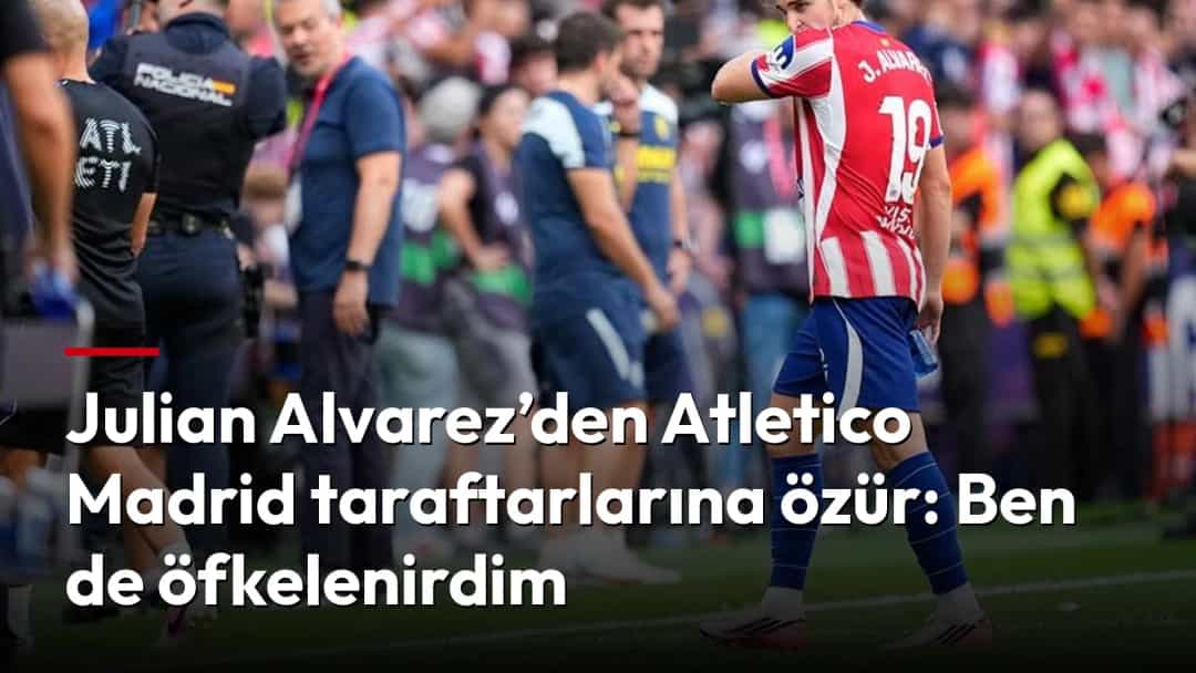 Julian Alvarez, Atletico Madrid formasıyla sahada taraftarlara doğru dönüyor.