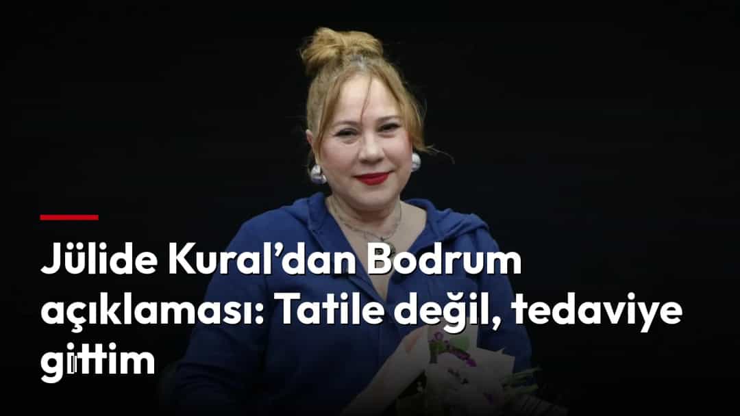 Jülide Kural, sahnede mavi bir üstle elinde çiçekler tutuyor.