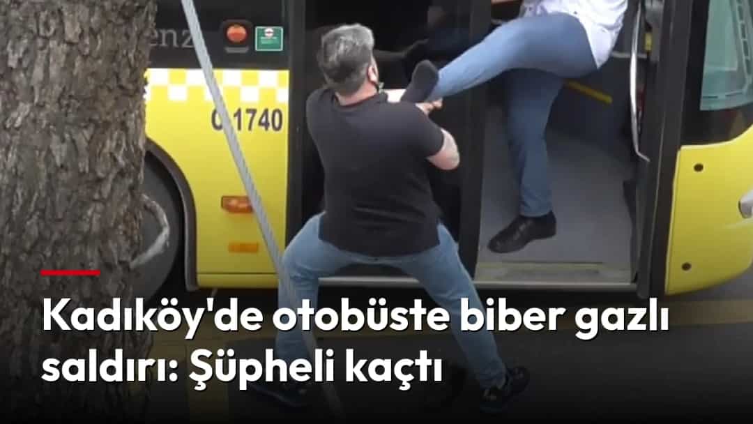 Otobüsün kapısında iki kişi arasında yaşanan arbede.