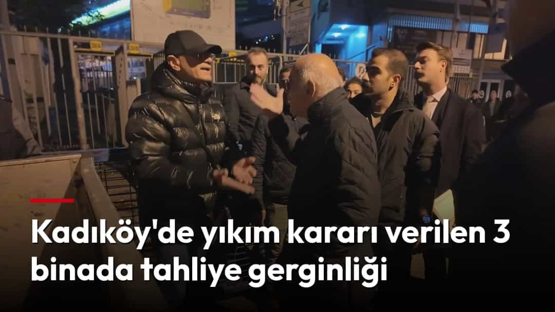 Bir binanın girişinde birkaç kişi arasında tahliye süreciyle ilgili gergin bir konuşma yaşanıyor.