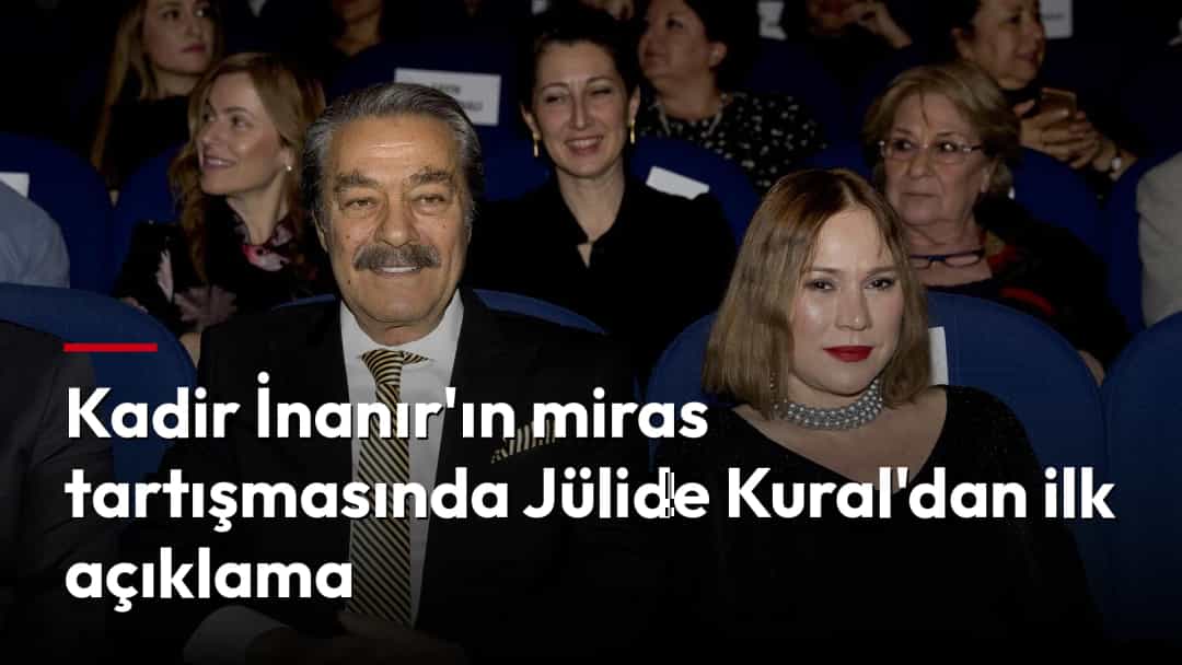 Kadir İnanır ve Jülide Kural, bir etkinlikte yan yana oturuyor.