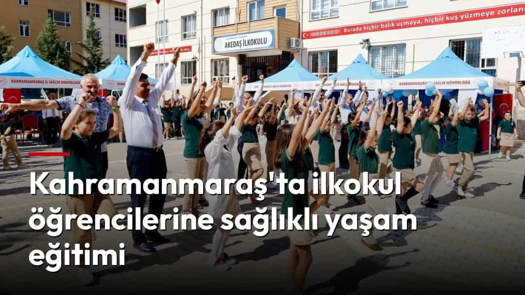 İlkokul öğrencileri okul bahçesinde sağlıklı yaşam etkinliği kapsamında egzersiz yapıyor.