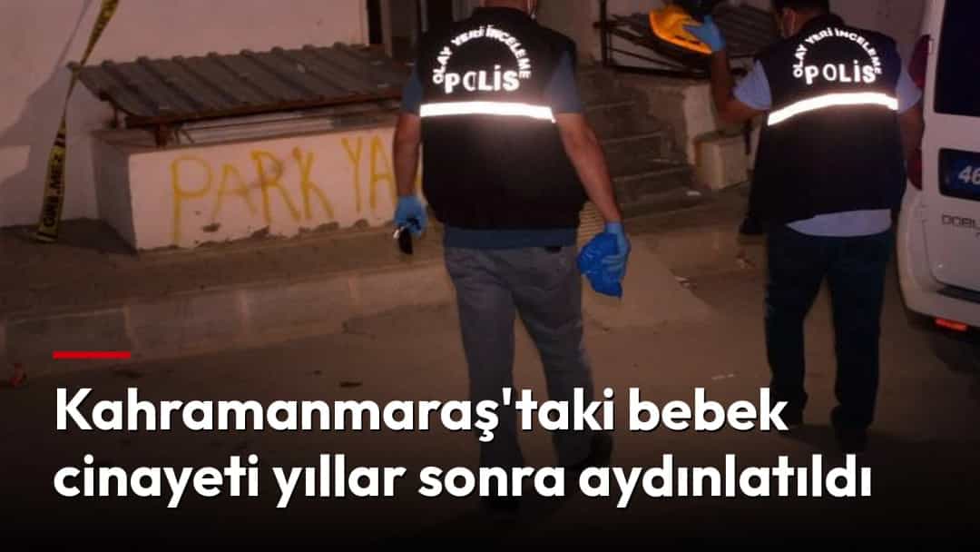 Polis ekipleri gece saatlerinde bir evin girişinde inceleme yapıyor.