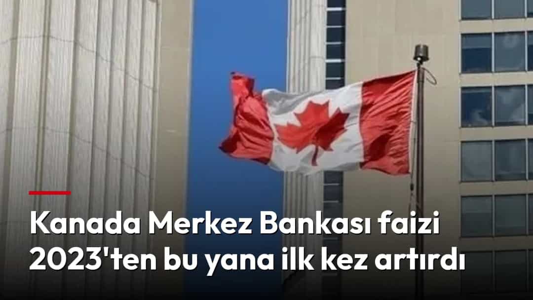 Kanada bayrağı, modern ofis binalarının önünde dalgalanıyor.
