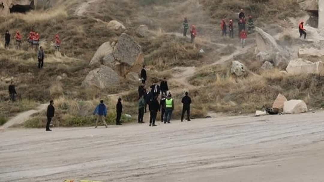 Kapadokya’da hasar gören peribacalarının çevresinde iş makineleri ve arama kurtarma ekipleri çalışıyor.