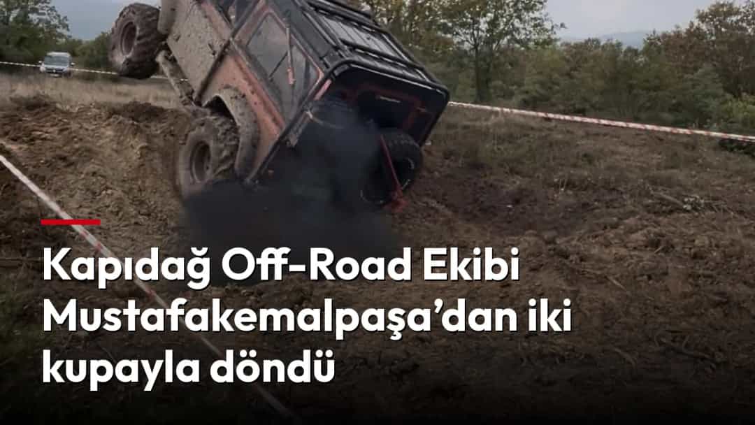 Off-road aracı, çamurlu parkurda dik bir engeli aşarken
