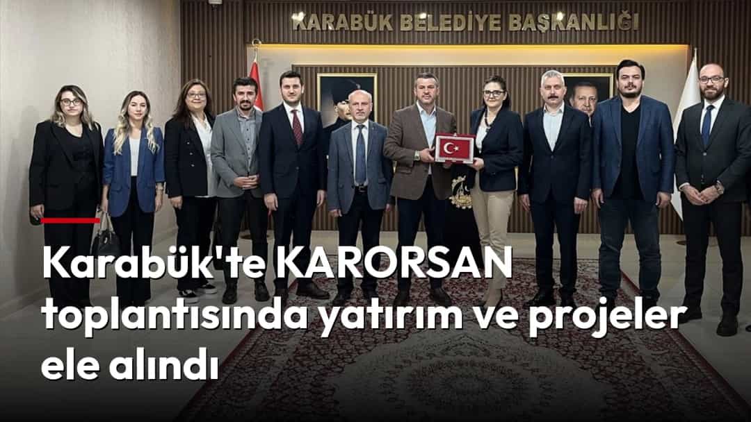 Karabük Belediye Başkanlığı binasında bir araya gelen KARORSAN toplantısı katılımcıları toplu fotoğraf çektiriyor.
