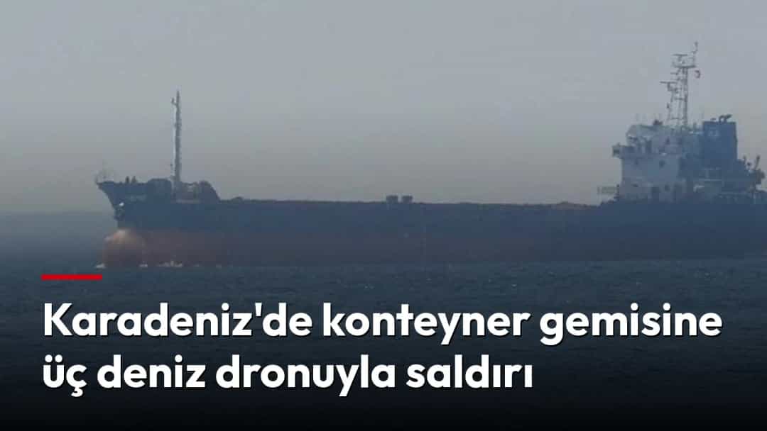 Denizde seyreden bir yük gemisi.