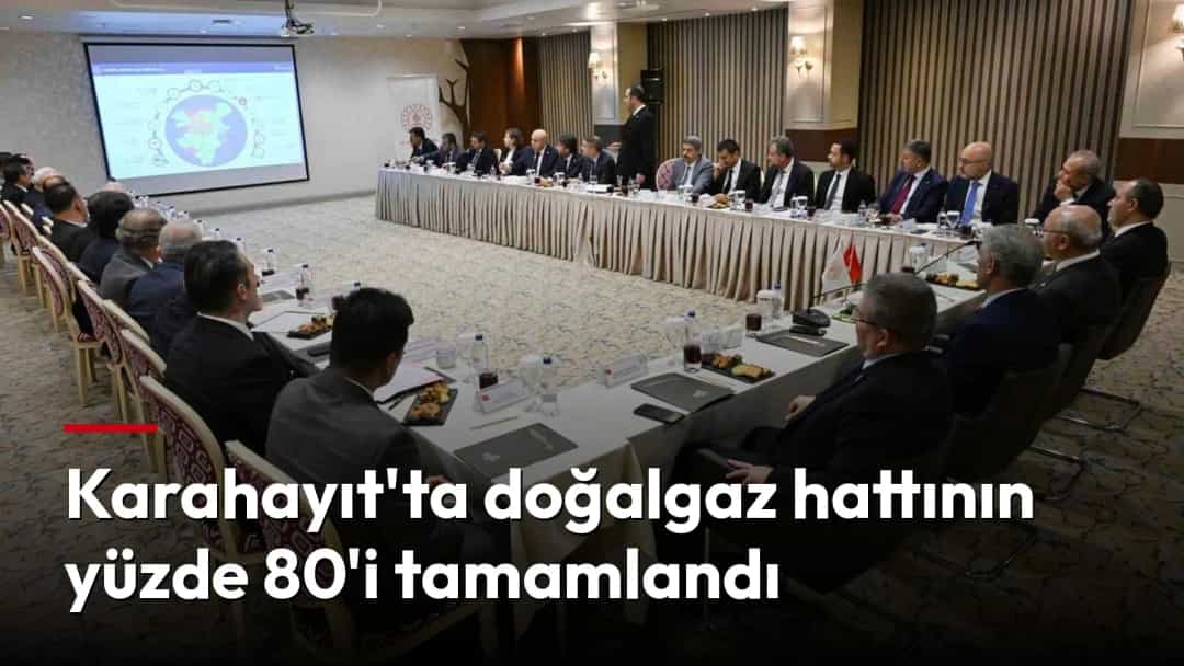 Karahayıt doğalgaz toplantısında katılımcılar uzun bir masa etrafında görüşme yapıyor.