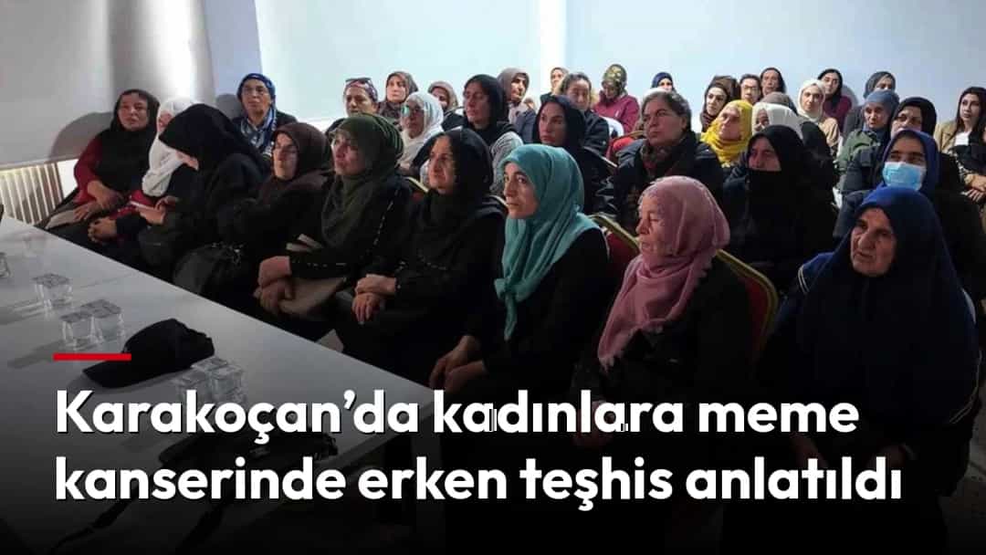 Meme kanserinde erken teşhis bilgilendirmesi için bir salonda oturan kadınlar
