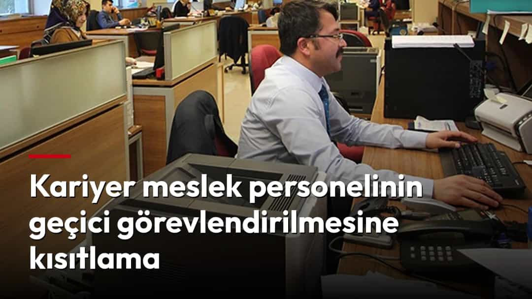 Çalışanların bilgisayar başında görev yaptığı açık planlı bir ofis