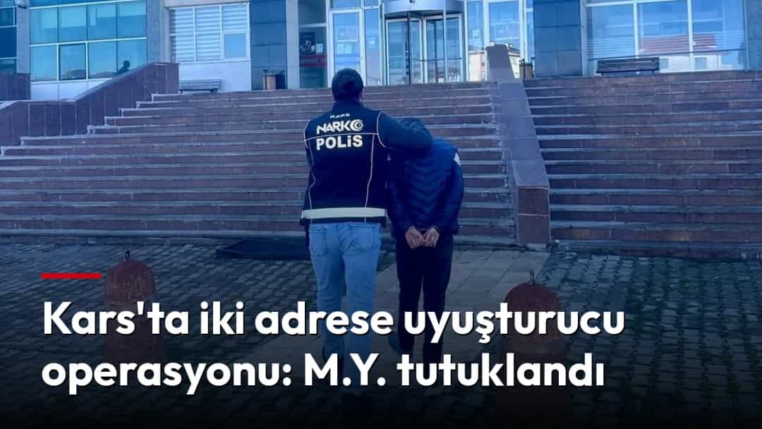 Kars Adalet Sarayı önünde polis eşliğinde götürülen bir kişi.