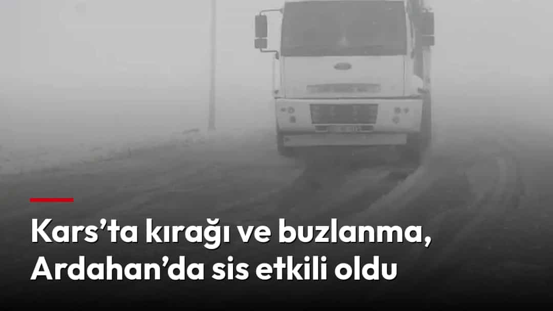 Sisli ve buzlanmış yolda ilerleyen bir kamyon