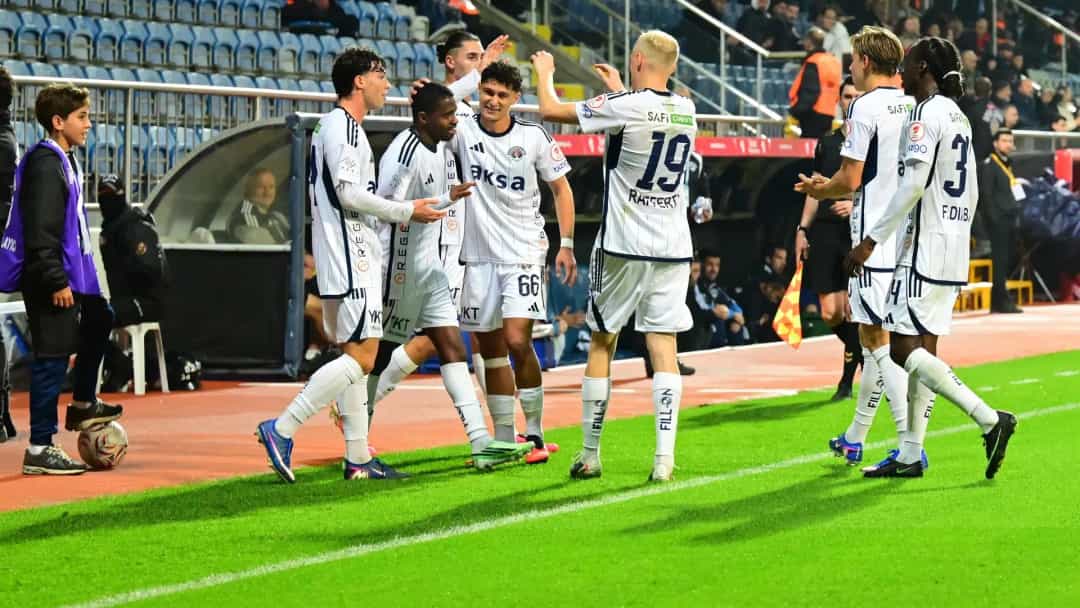 Kasımpaşalı futbolcular, maçın ardından saha kenarında galibiyeti kutluyor.