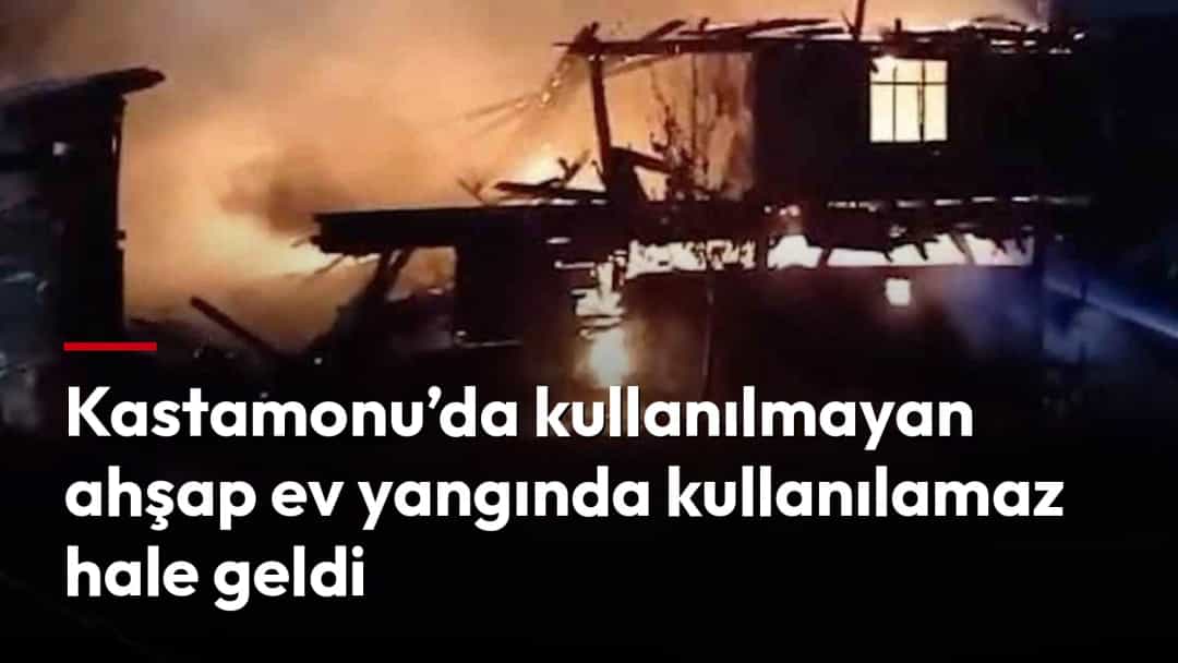 Gece çıkan yangında ahşap ev alevler ve dumanlar arasında büyük ölçüde yıkılmış.