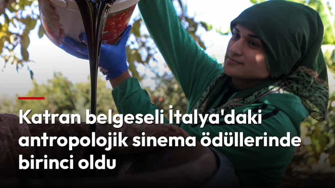 Bir kadın, geleneksel üretim sırasında koyu renkli katranı büyük bir kaptan döküyor.