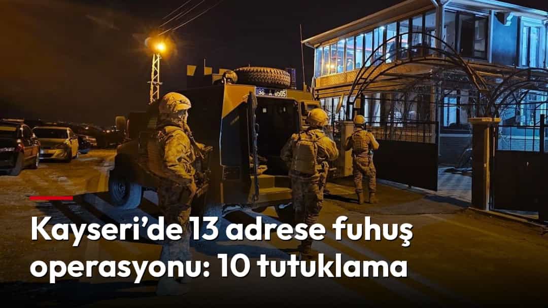 Gece saatlerinde bir binanın önünde güvenlik güçlerinin operasyon hazırlığı yaptığı görülüyor.