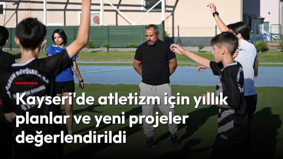Kayseri’de atletizm sahasında antrenör ve sporcular çalışma yapıyor.