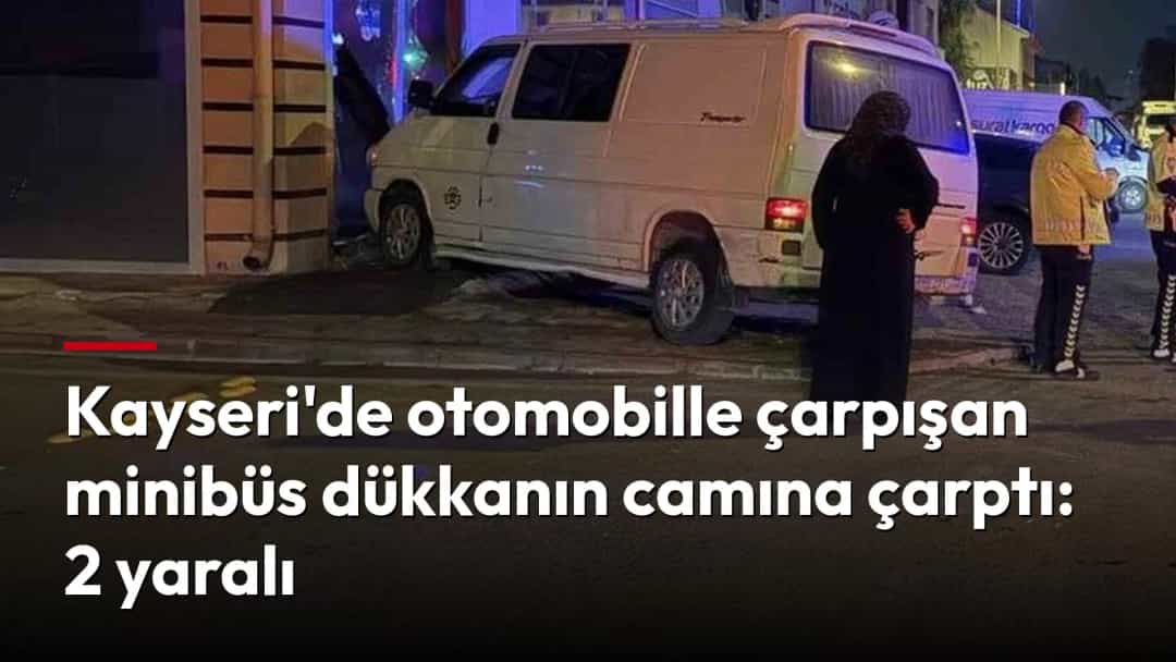 Gece saatlerinde bir minibüsün bina önünde durduğu, çevrede polis ve sağlık ekiplerinin bulunduğu kaza yeri.