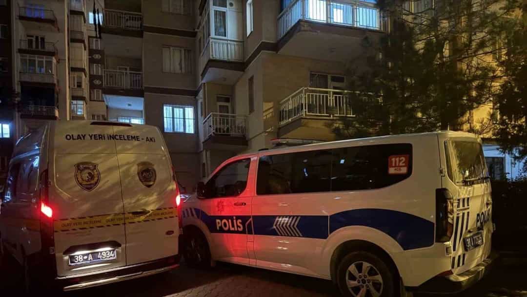 Gece saatlerinde bir apartmanın önünde park etmiş polis araçları
