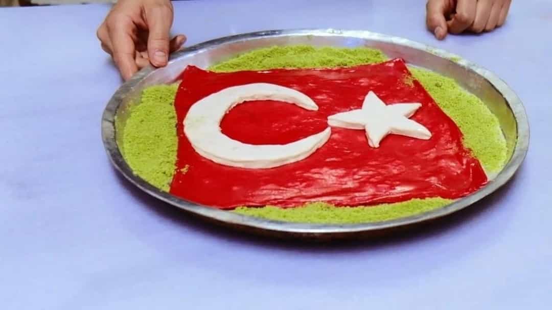 Kilis'te 29 Ekim için Türk bayrağı motifli katmer hazırlanmış.