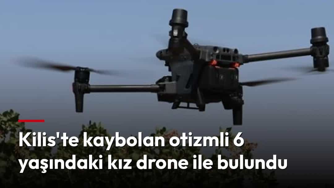 Açık arazide ağaçların üzerinde uçan bir drone