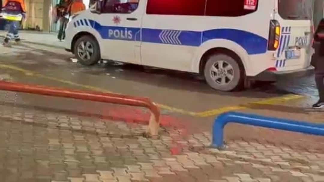 Hastane acil servis girişinde ambulanslar ve polis aracı