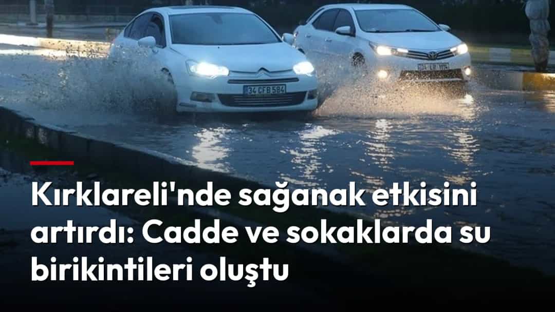 Sağanak sonrası su biriken caddede araçlar ilerliyor.
