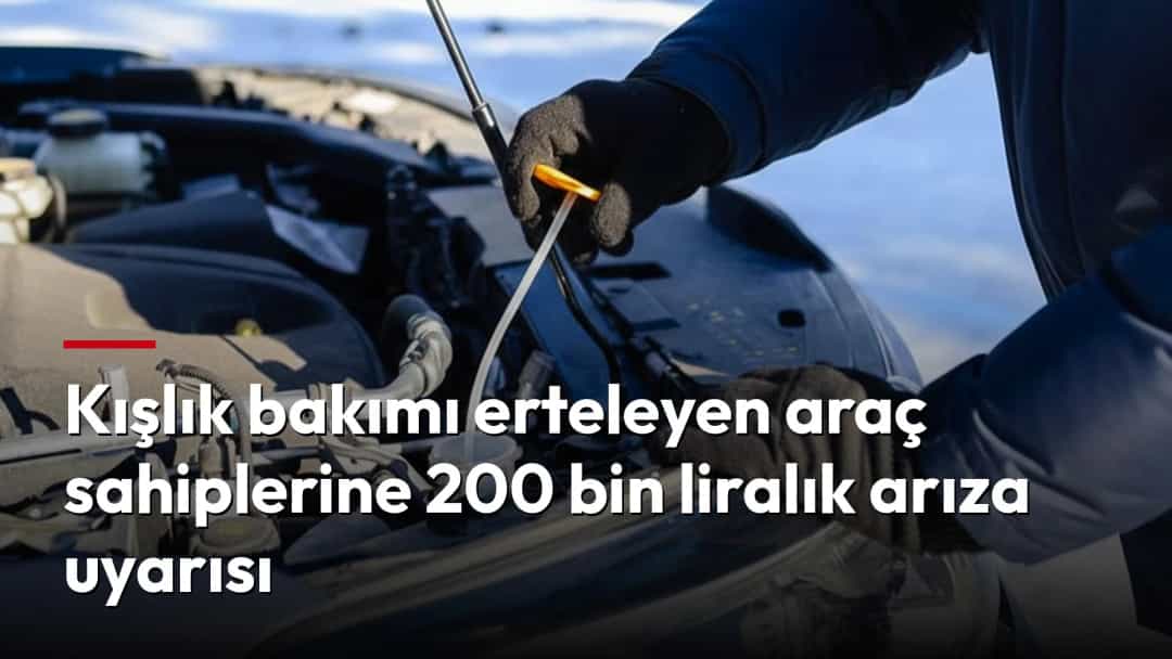 Karlı havada aracın kaputu açıkken bir kişi motor bölümünü kontrol ediyor.