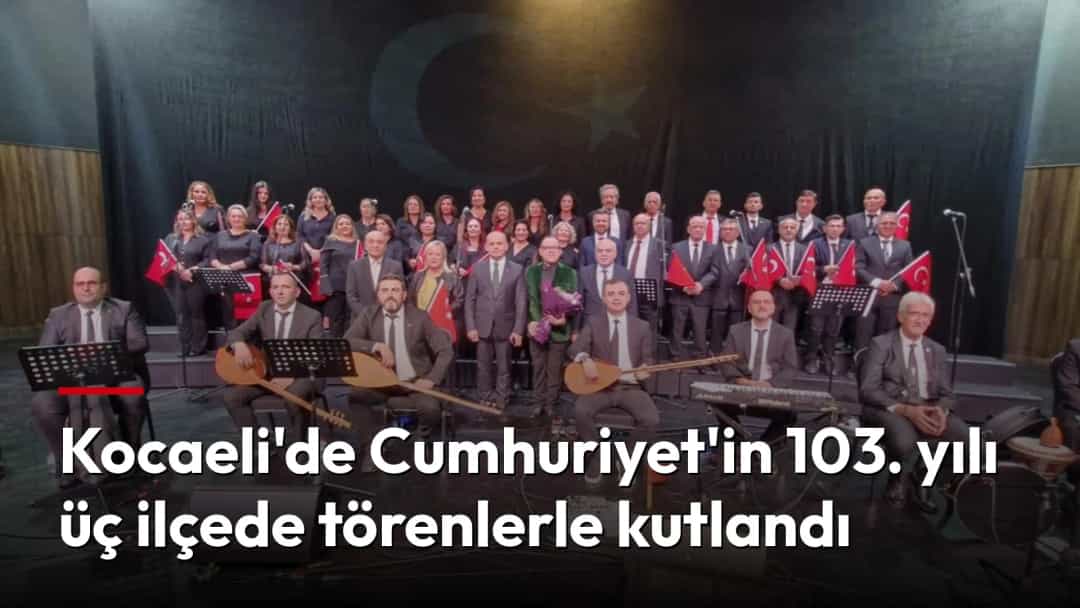 Cumhuriyet Bayramı kutlamasında sahnede Türk bayraklarıyla duran katılımcılar ve önlerinde oturan müzisyenler