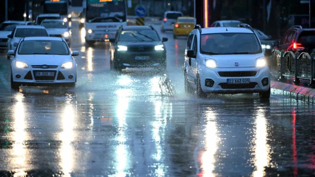 Yağmur altında ilerleyen araçların ıslak yoldaki trafiği