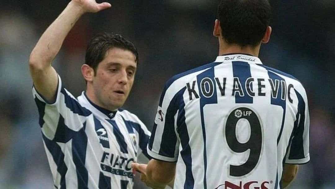 Kovacevic, 9 numaralı formasıyla takım arkadaşına dönük duruyor.