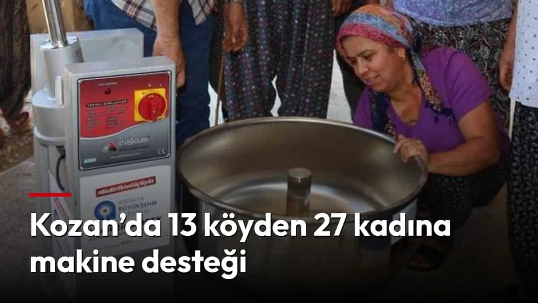 Kadınlar, kendilerine verilen üretim makinesini inceliyor.