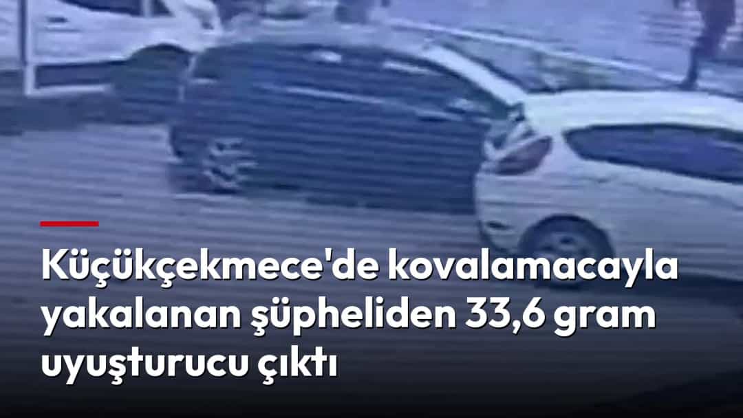 Güvenlik kamerası görüntüsünde birden fazla aracın bulunduğu sokakta, koyu renkli bir otomobilin çevresinde kişiler görülüyor.