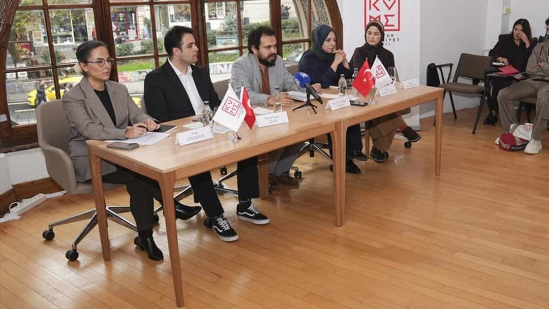 Kültür-sanat arşivciliği programında konuşmacılar masada otururken dinleyiciler etkinliği takip ediyor.