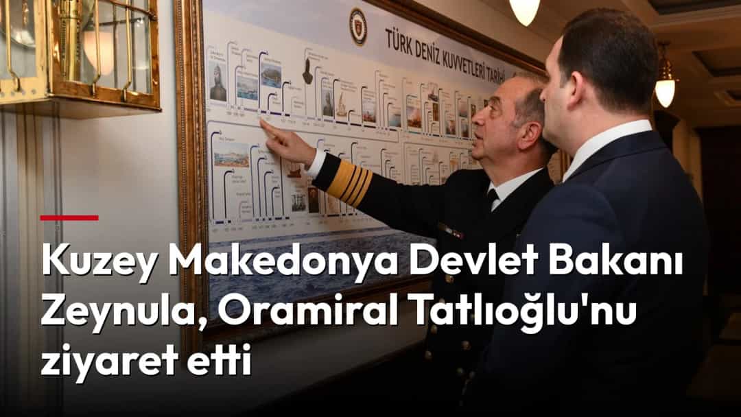 Zülfikar Zeynula, Deniz Kuvvetleri Komutanı ile birlikte duvardaki bilgilendirme panosunu inceliyor.
