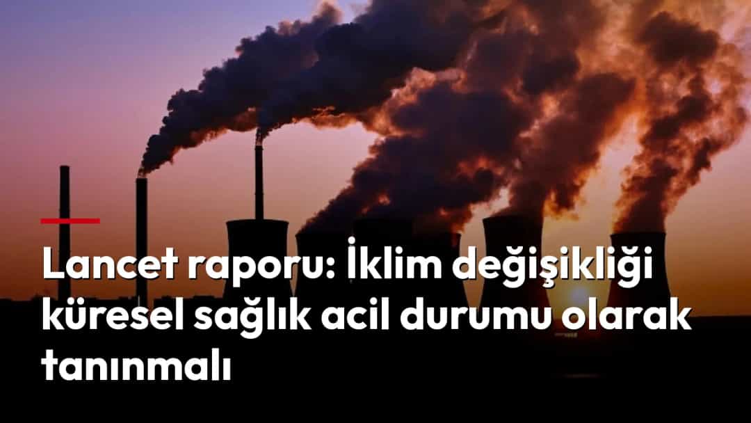 Gün batımında bacalardan yoğun duman çıkaran bir sanayi tesisi.