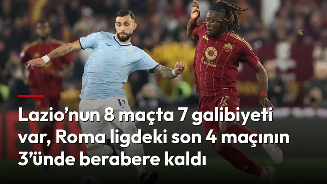 Lazio ve Roma oyuncuları derbi maçında top için mücadele ediyor.