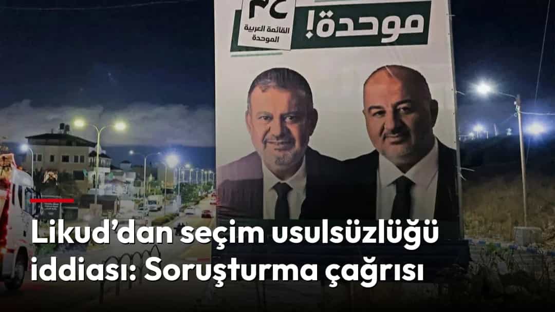 Gece vakti bir yol kenarında, Arap siyasi partilerinin seçim kampanyasına ait iki adayın fotoğraflarını ve Arapça yazıları taşıyan büyük bir billboard.