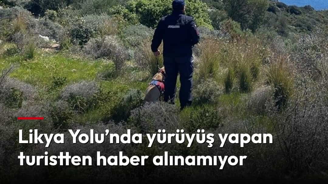 Likya Yolu’ndaki kayalık ve çalılık arazide ilerleyen bir yürüyüşçünün üzerinde arama helikopteri görülüyor.